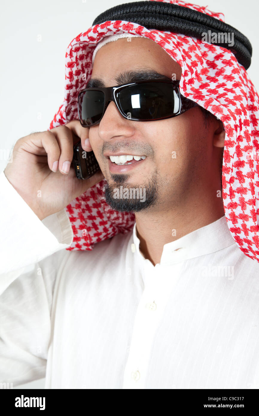Телефон арабов. Арабы по телефону. Араб с телефоном. Араб разговаривает по телефону. Або араб Хайдер.