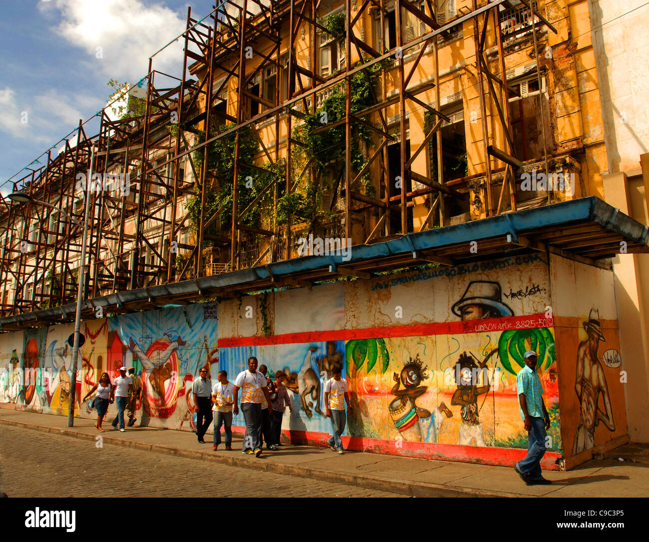 SCAFFOLDING AND MURALS AROUND OLD BUILDINGS AT  SALVADOR, BRAZIL 2008 Stock Photo