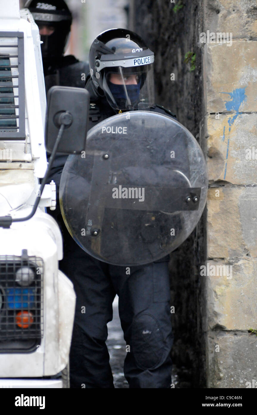 A female PSNI officer with riot shield during disturbances in the Bogside, Londonderry, Northern Ireland. Stock Photo