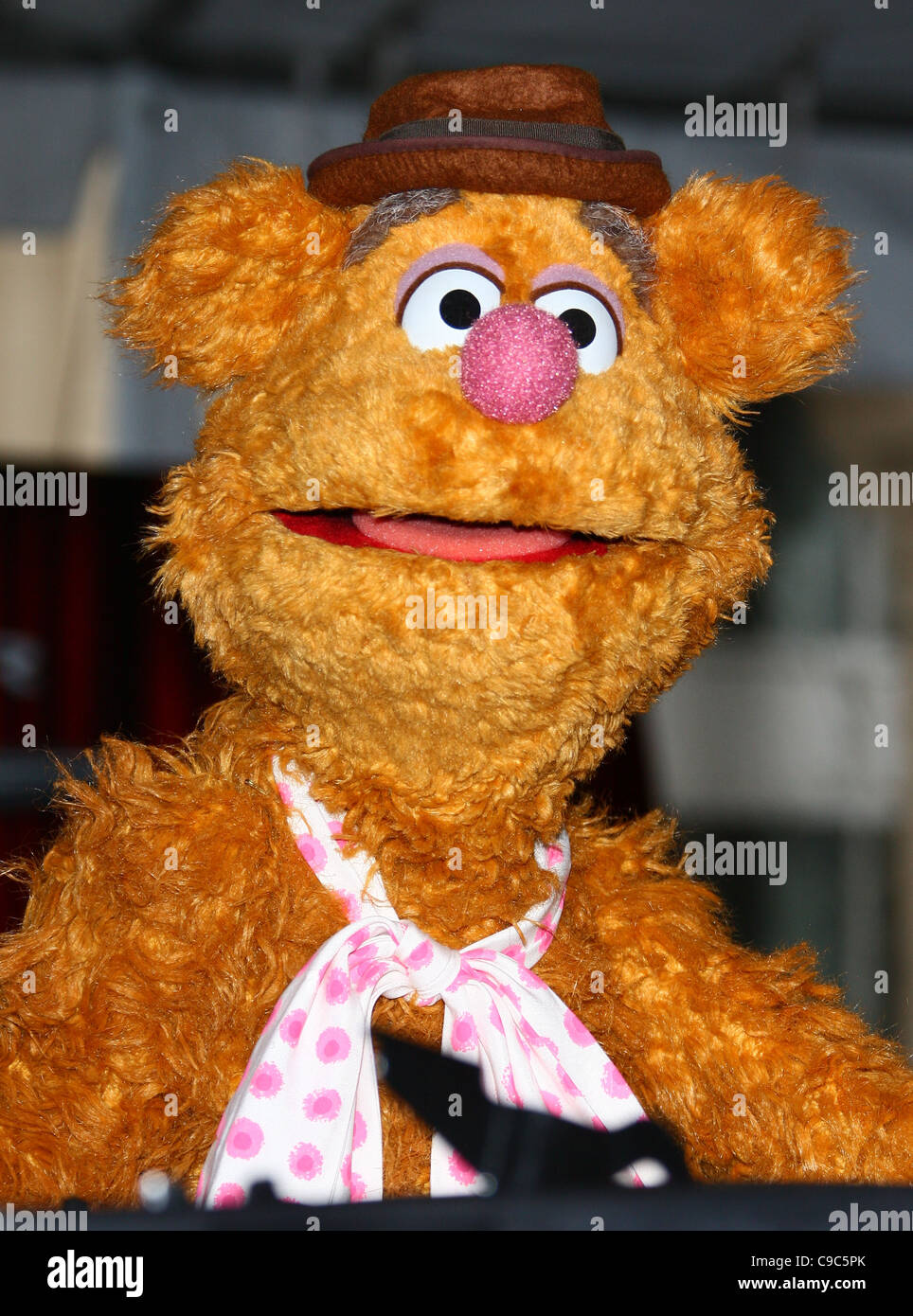 FOZZIE BEAR THE MUPPETS. WORLD PREMIERE HOLLYWOOD LOS ANGELES CALIFORNIA USA 12 November 2011 Stock Photo