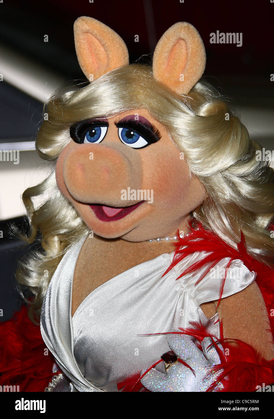 MISS PIGGY THE MUPPETS. WORLD PREMIERE HOLLYWOOD LOS ANGELES CALIFORNIA USA  12 November 2011 Stock Photo - Alamy