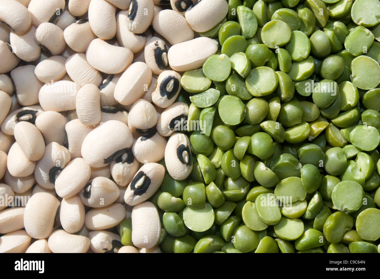 Mix of black eyed peas and green peas Stock Photo Alamy