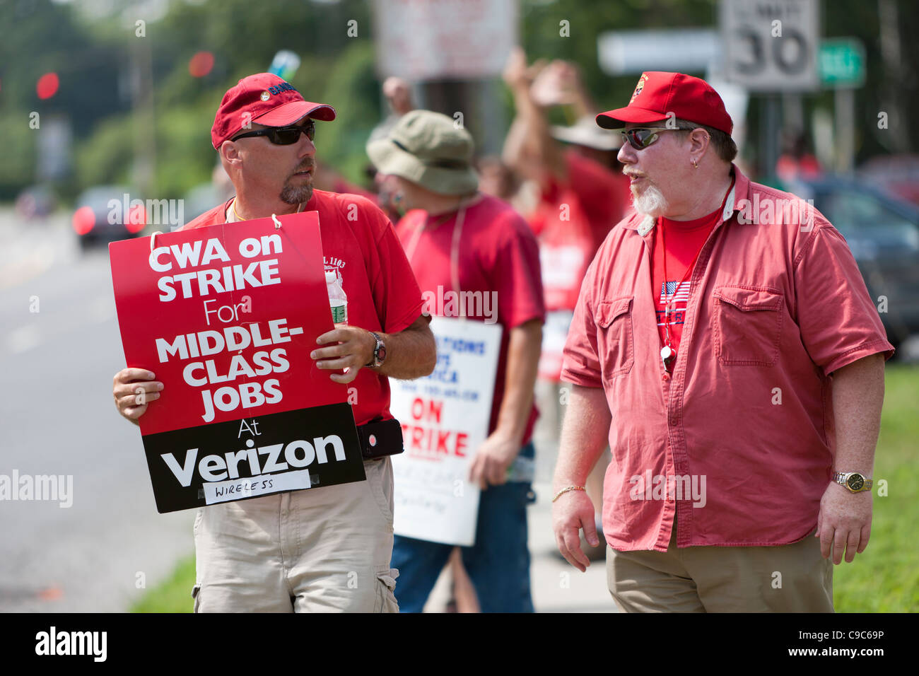 On-strike Verizon employees picket on the street in front of a Verizon Wireless store Stock Photo