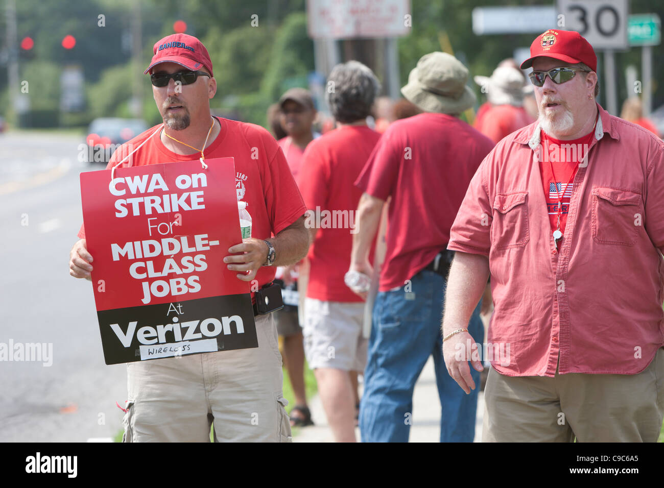 On-strike Verizon employees picket on the street in front of a Verizon Wireless store Stock Photo