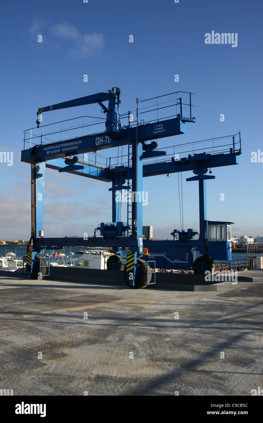 Crane lifting small boat hi-res stock photography and images - Alamy
