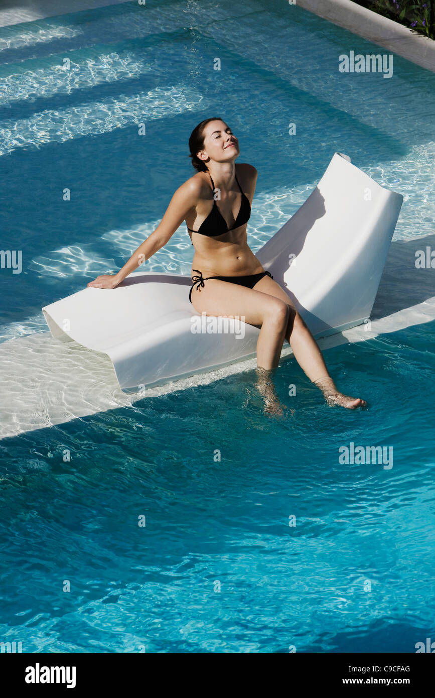 Young women sunbathing pool above hi-res stock photography and images -  Page 2 - Alamy