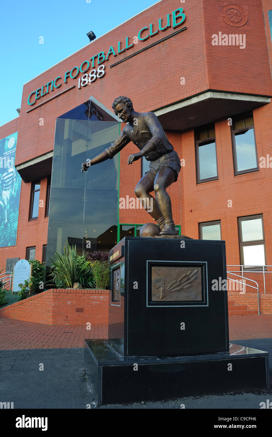 Jimmy (Jinky) Johnstone of 'Lisbon Lions' fame has a statue dedicated to his memory outside the Celtic Football Club Stadium. Stock Photo