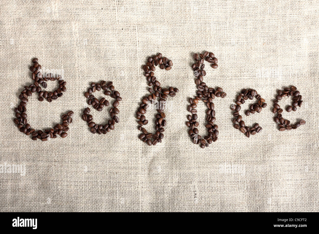 Мелющий кофе или мелящий кофе. Надпись кофе. Плакат из зерен кофе.