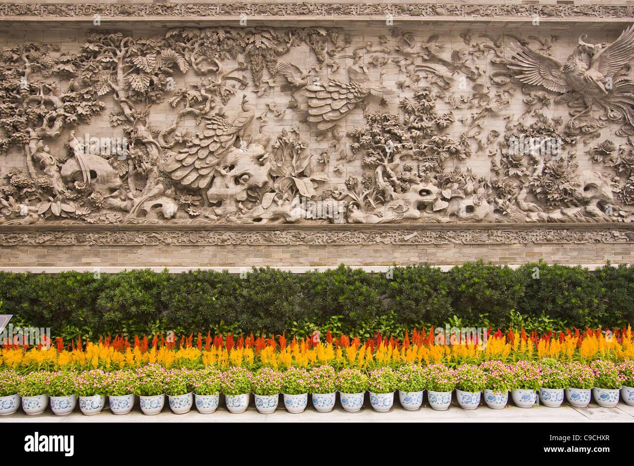 CHI LEI VILLAGE, PAN YU, GUANGDONG PROVINCE, CHINA - Artwork and flowers at Baomo Park. Stock Photo