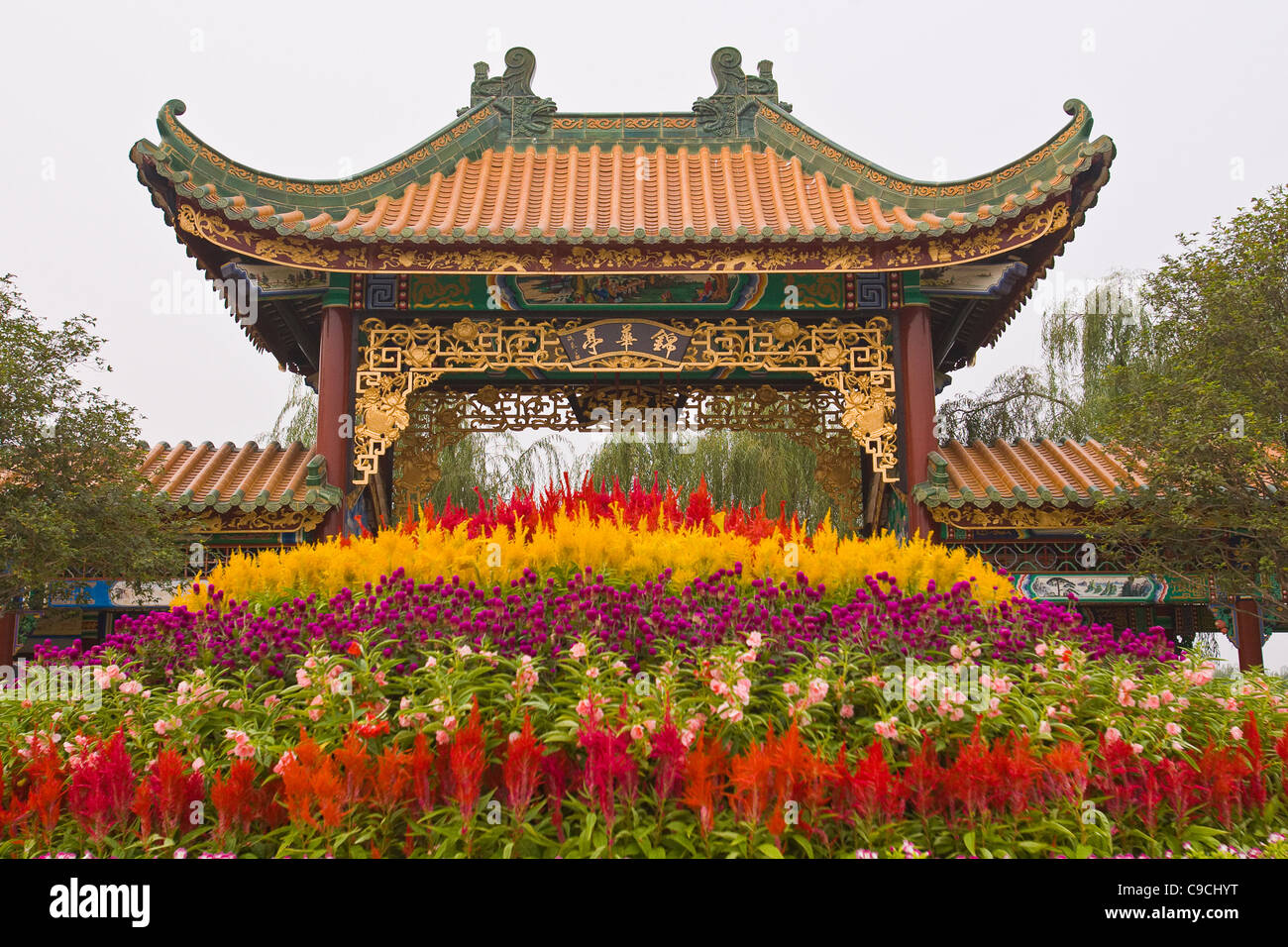 CHI LEI VILLAGE, PAN YU, GUANGDONG PROVINCE, CHINA - Flowers and building, in Baomo Park. Stock Photo