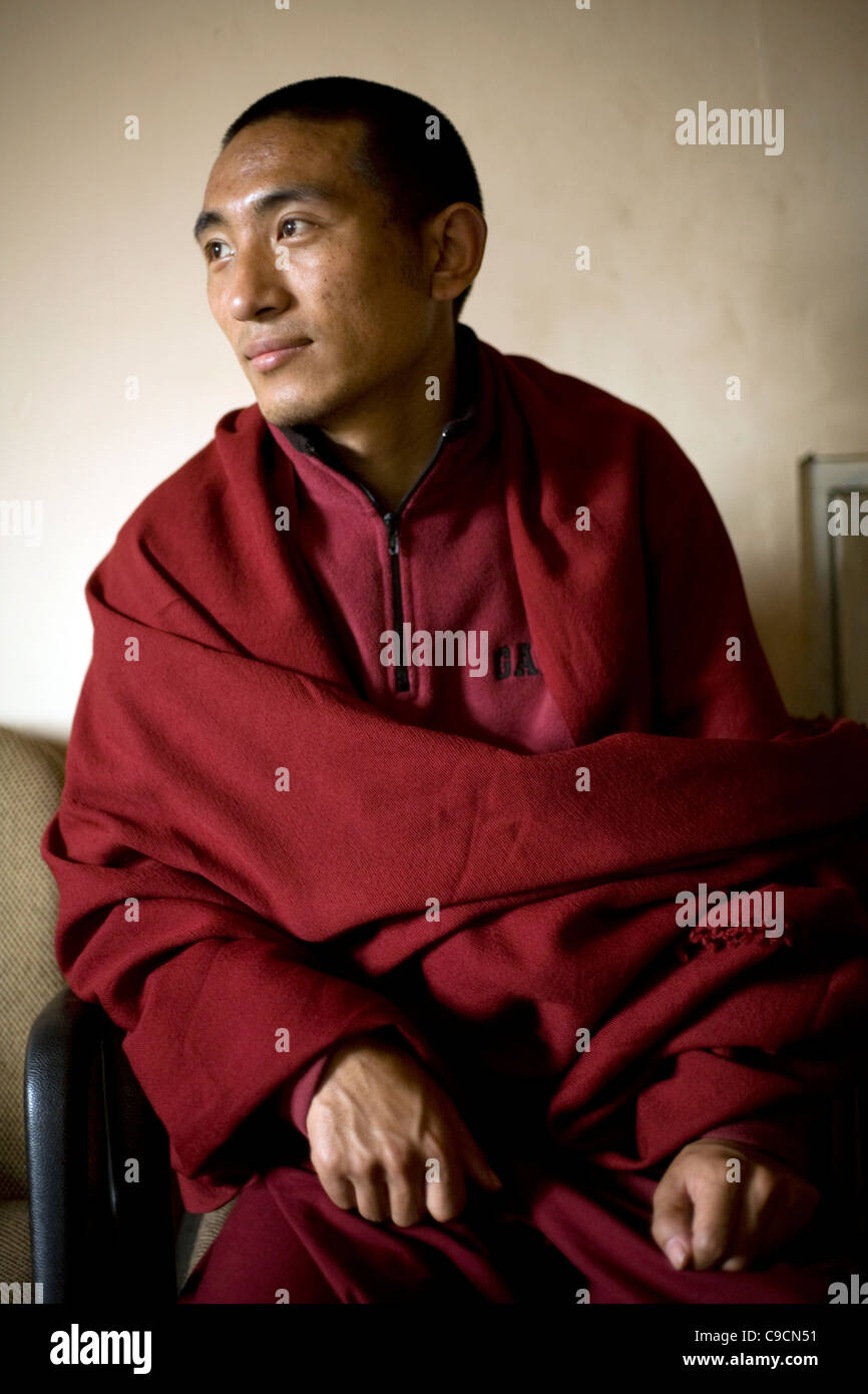 A Buddhist monk at the Vajra Vidya Institute for Buddhist studies in Sarnath, India Stock Photo