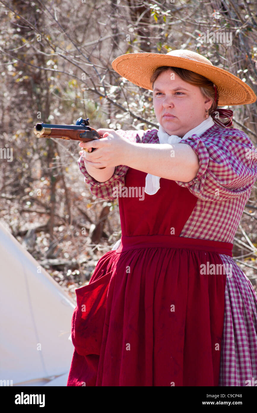 Woman with gun vintage hi-res stock photography and images - Alamy