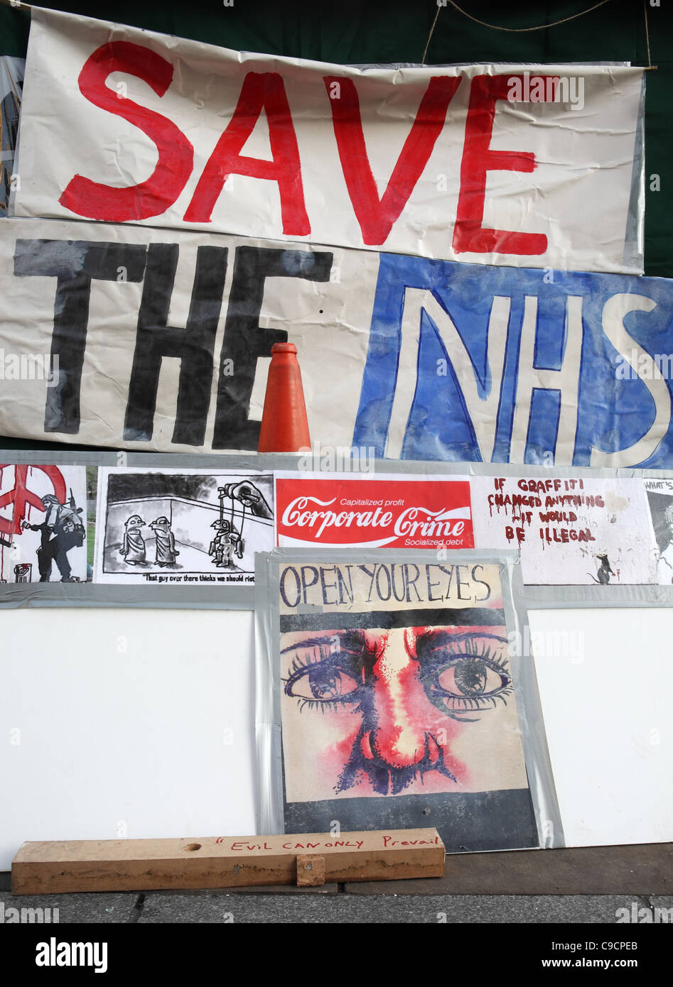Banner or notice Save the NHS from privatisation, Newcastle, north east England UK Stock Photo