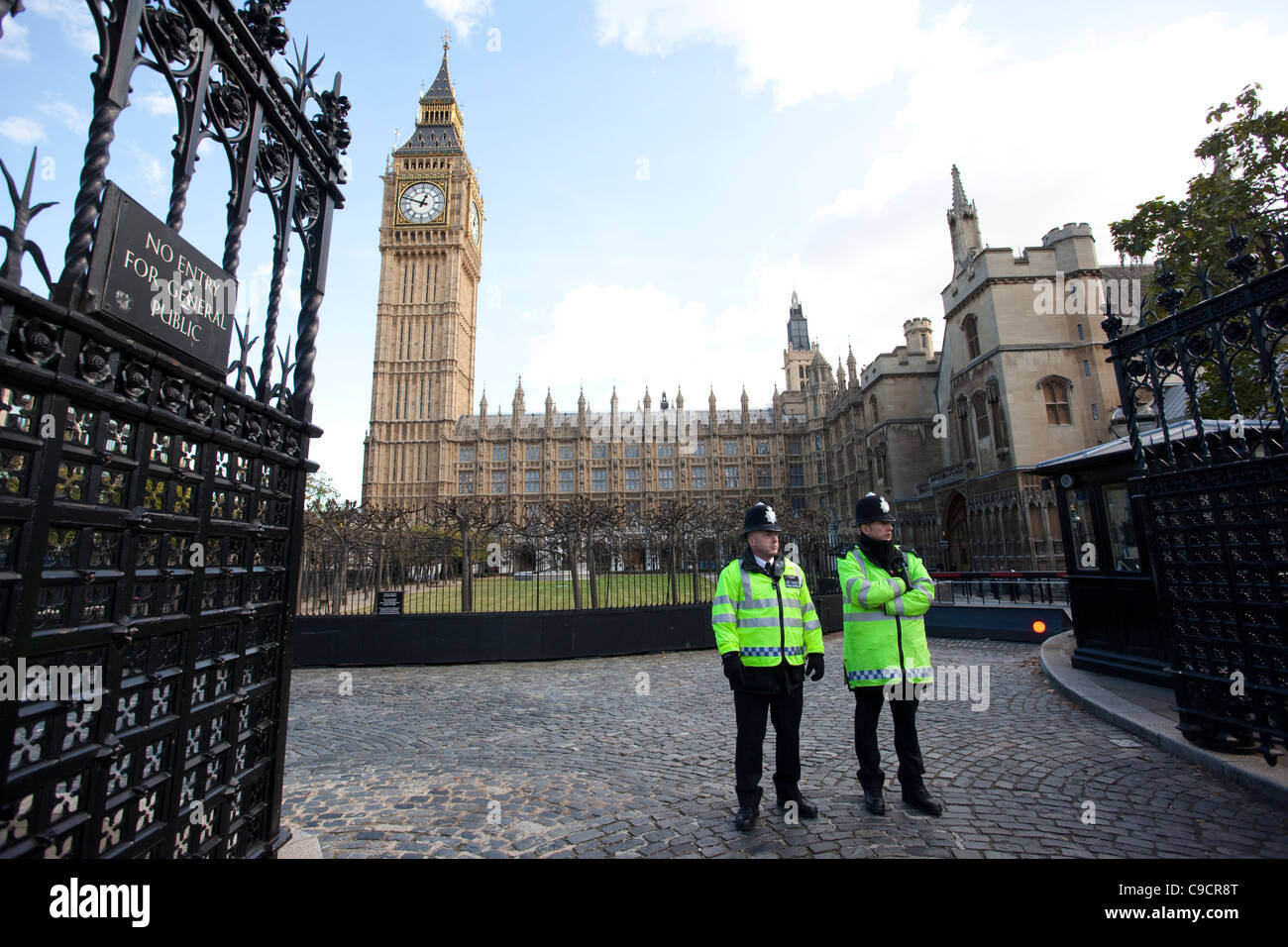 Metropolitan Police guarding the entrance to Houses of Parliament, Westminster, London, UK. Photo:Jeff Gilbert Stock Photo