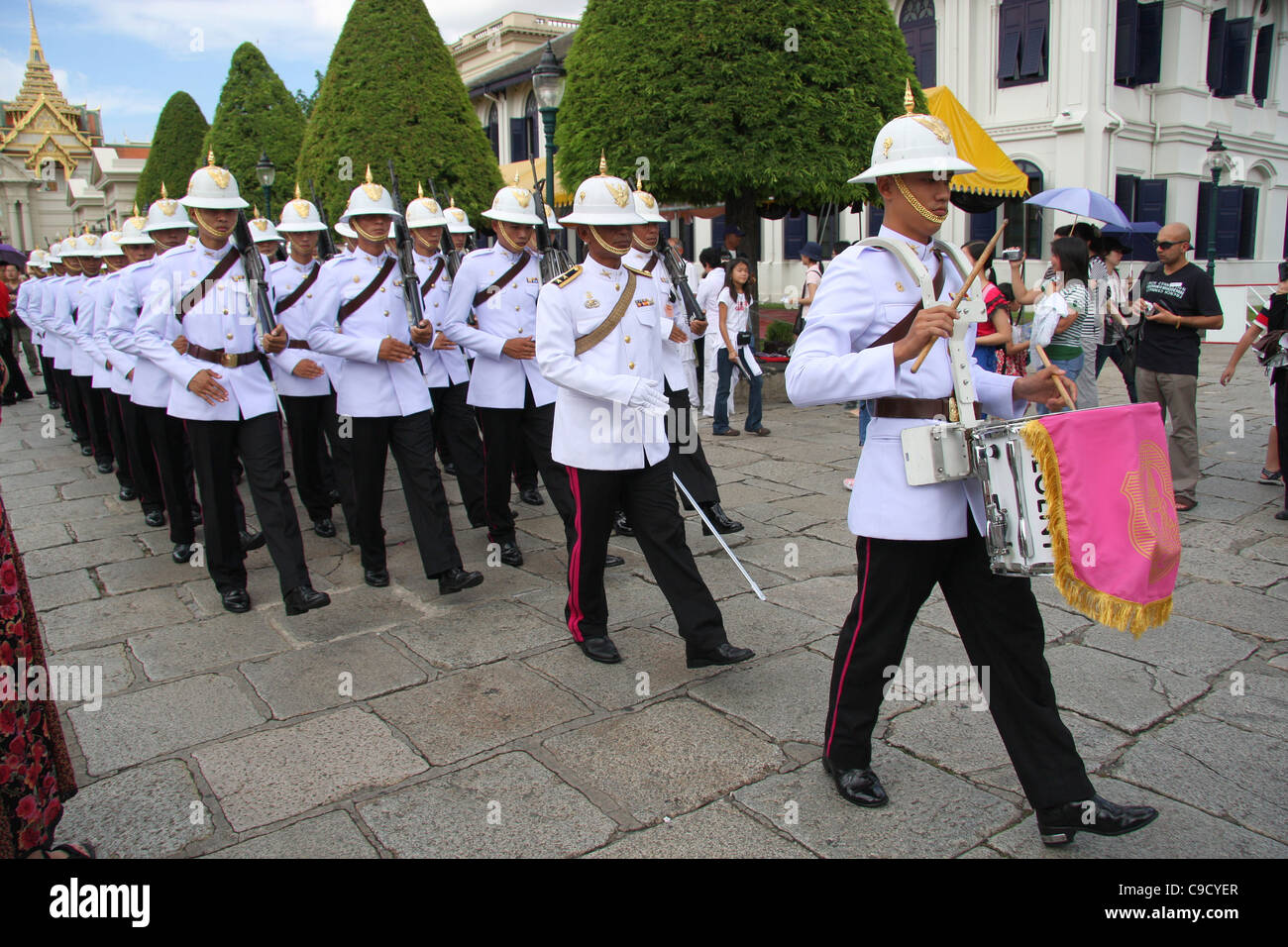 Palace Guards marching at the Grand Palace, Bangkok Stock Photo