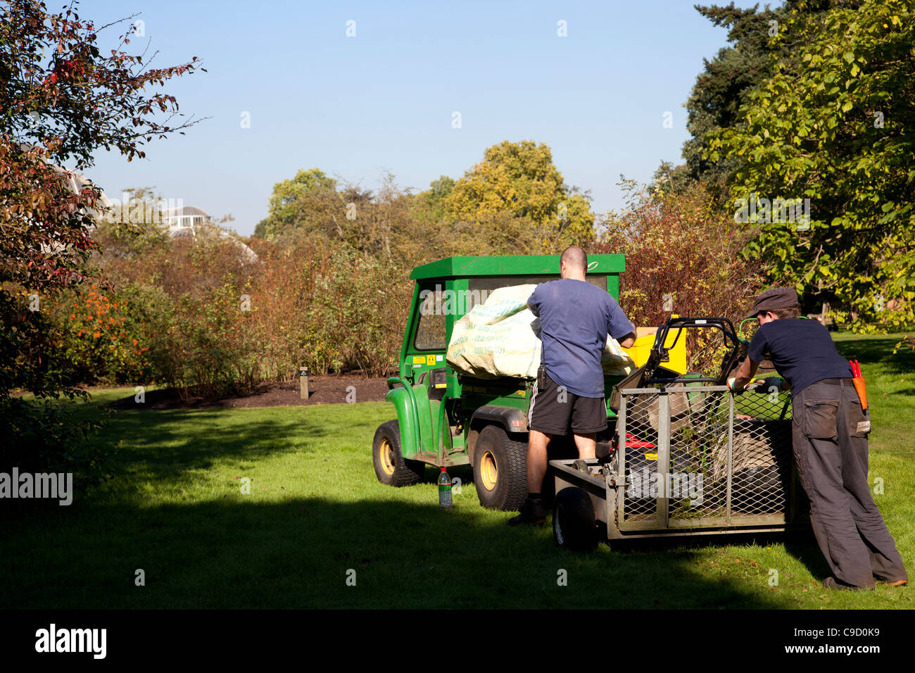 Staff gardeners at Kew Gardens Stock Photo Alamy