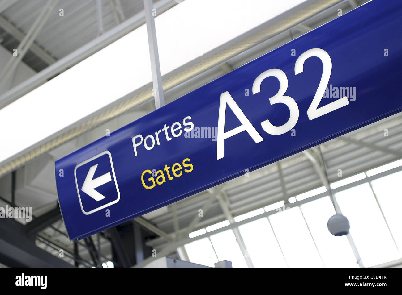An Overhead Direction Sign Overhead directional sign hi-res stock photography and images - Alamy