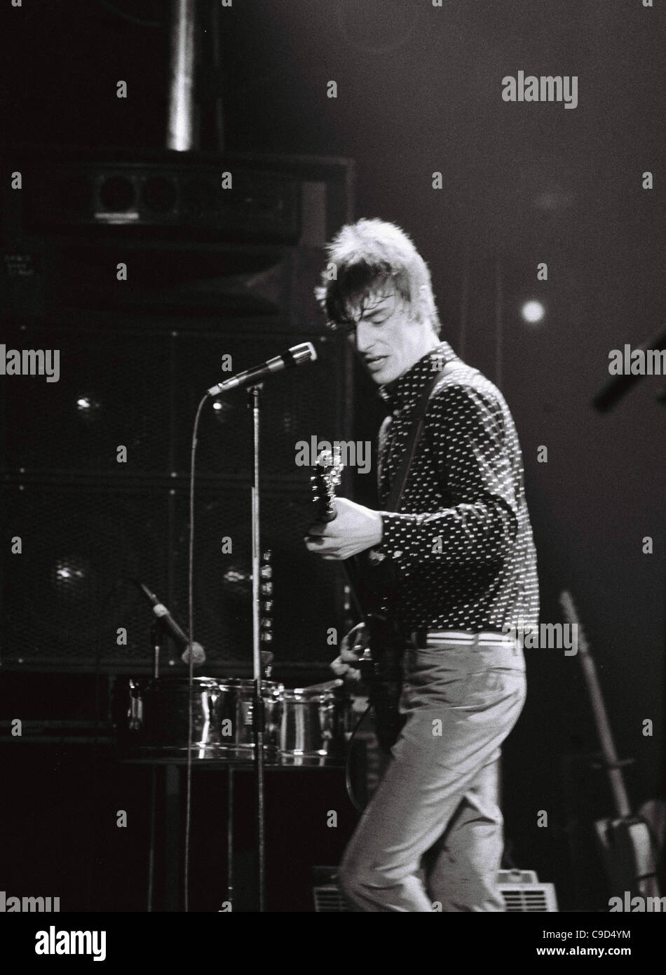 Paul Weller of The Jam at the Hammersmith Palais in Dec 1981 for a pro CND show Stock Photo