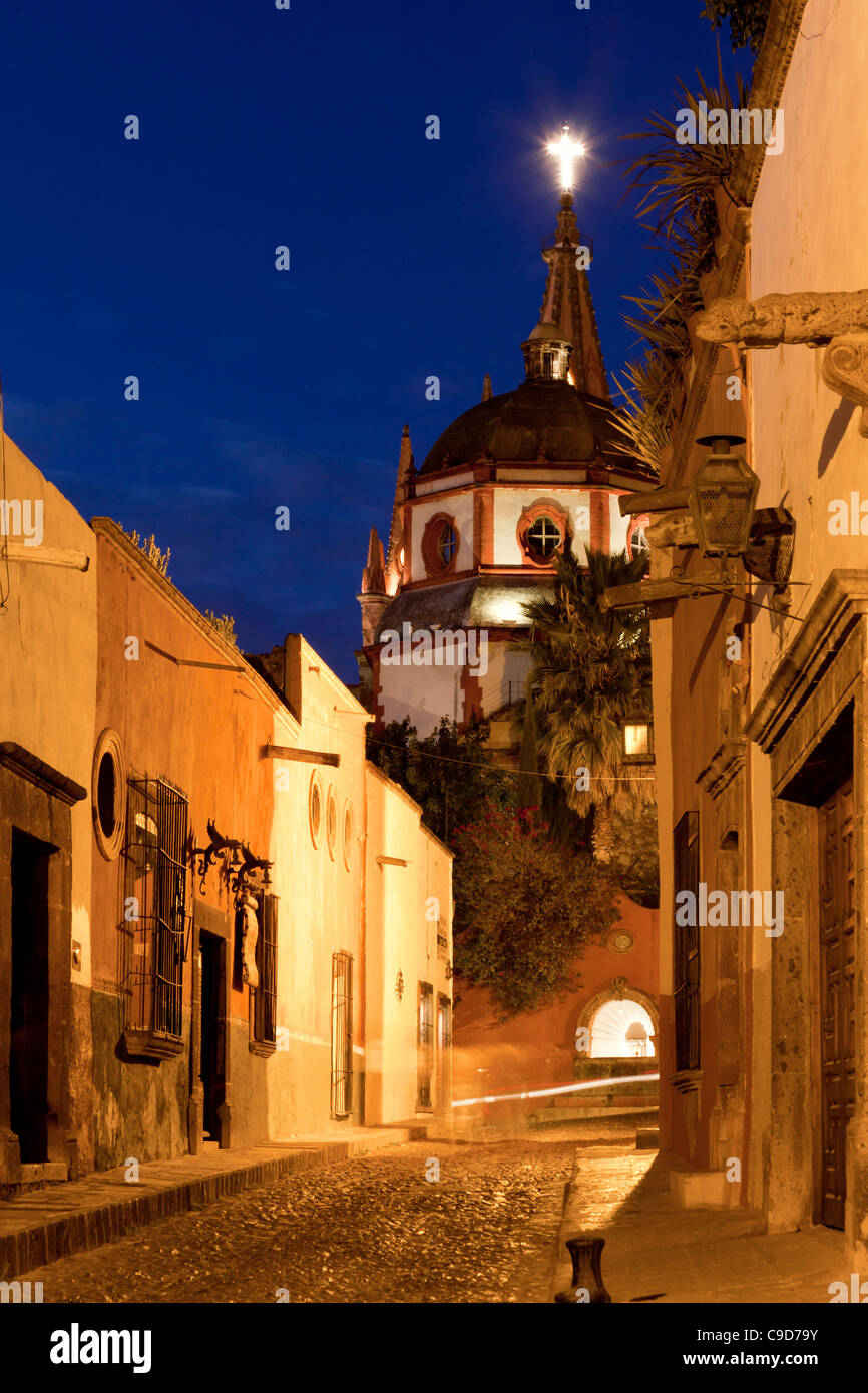 Mexico, Guanajuato, San Miguel de Allende, Calle Aldama, street at dusk