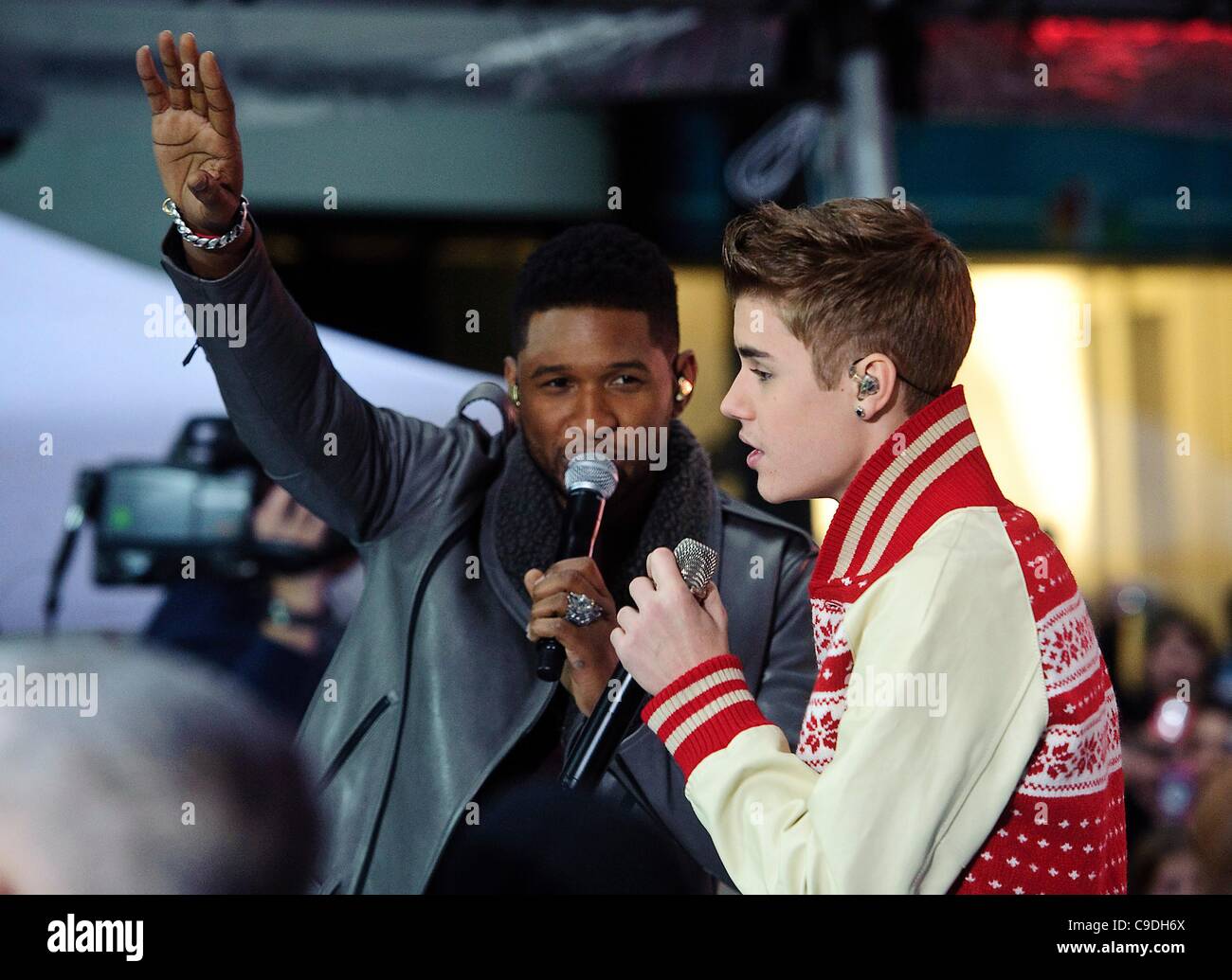 Justin Bieber, Usher on stage for NBC Today Show Concert with Justin Bieber,  Rockefeller Plaza, New York, NY November 23, 2011. Photo By: Lee/Everett  Collection Stock Photo - Alamy