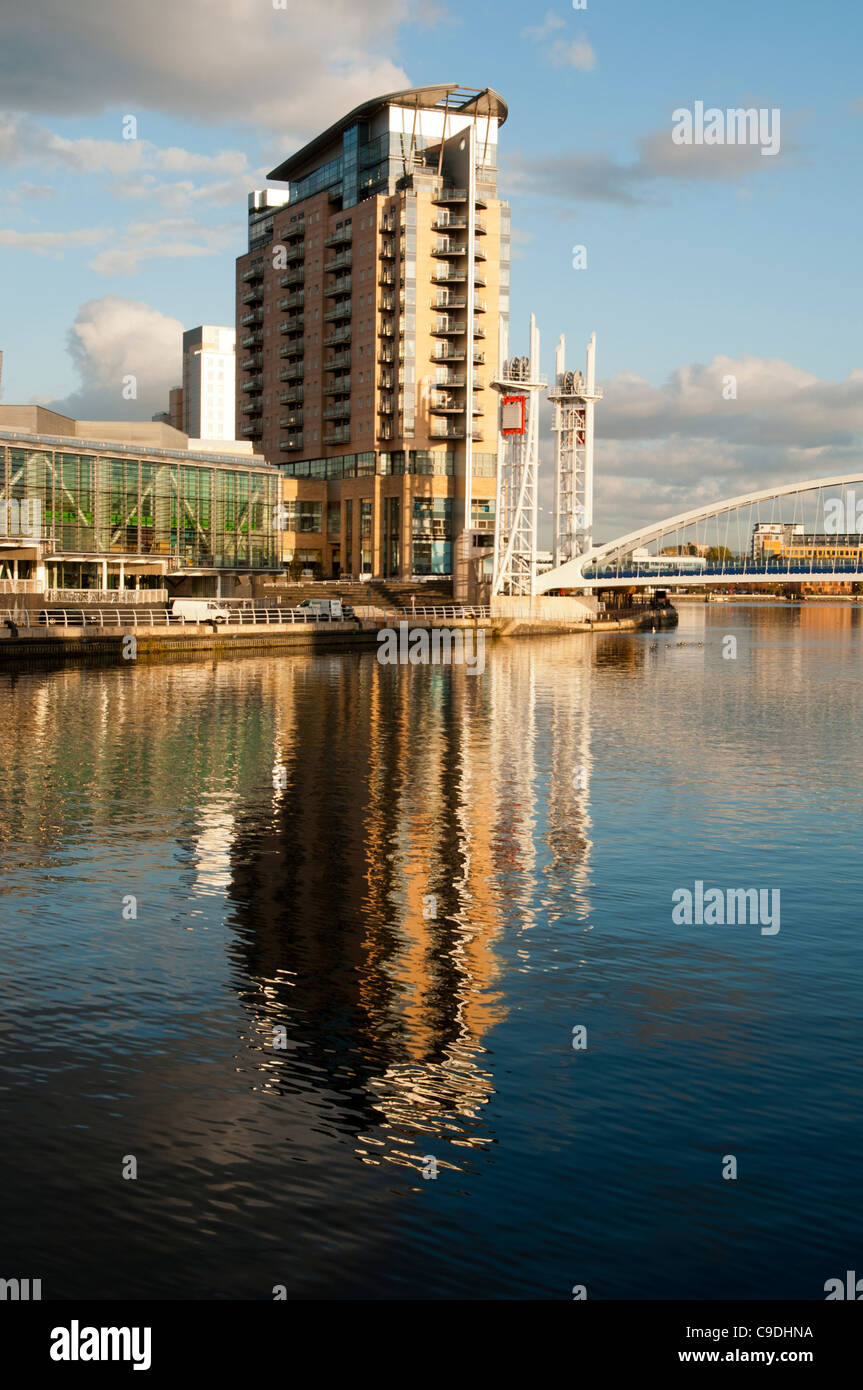 Lowry centre millennium bridge salford hires stock photography and