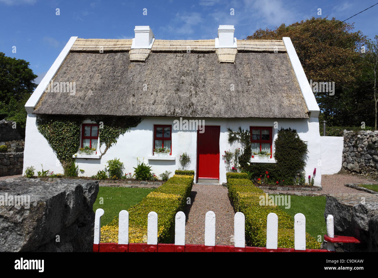 Pretty whitewashed thatched cottage in Spiddal, Connemara, County Galway, Ireland Stock Photo