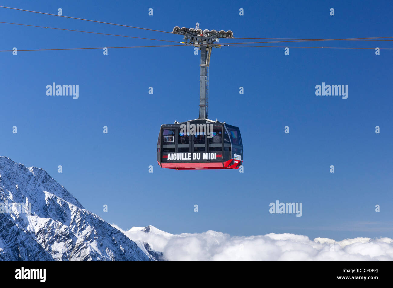 Aiguille du Midi cable car approaches Plan de l'Aiguille Stock Photo Alamy