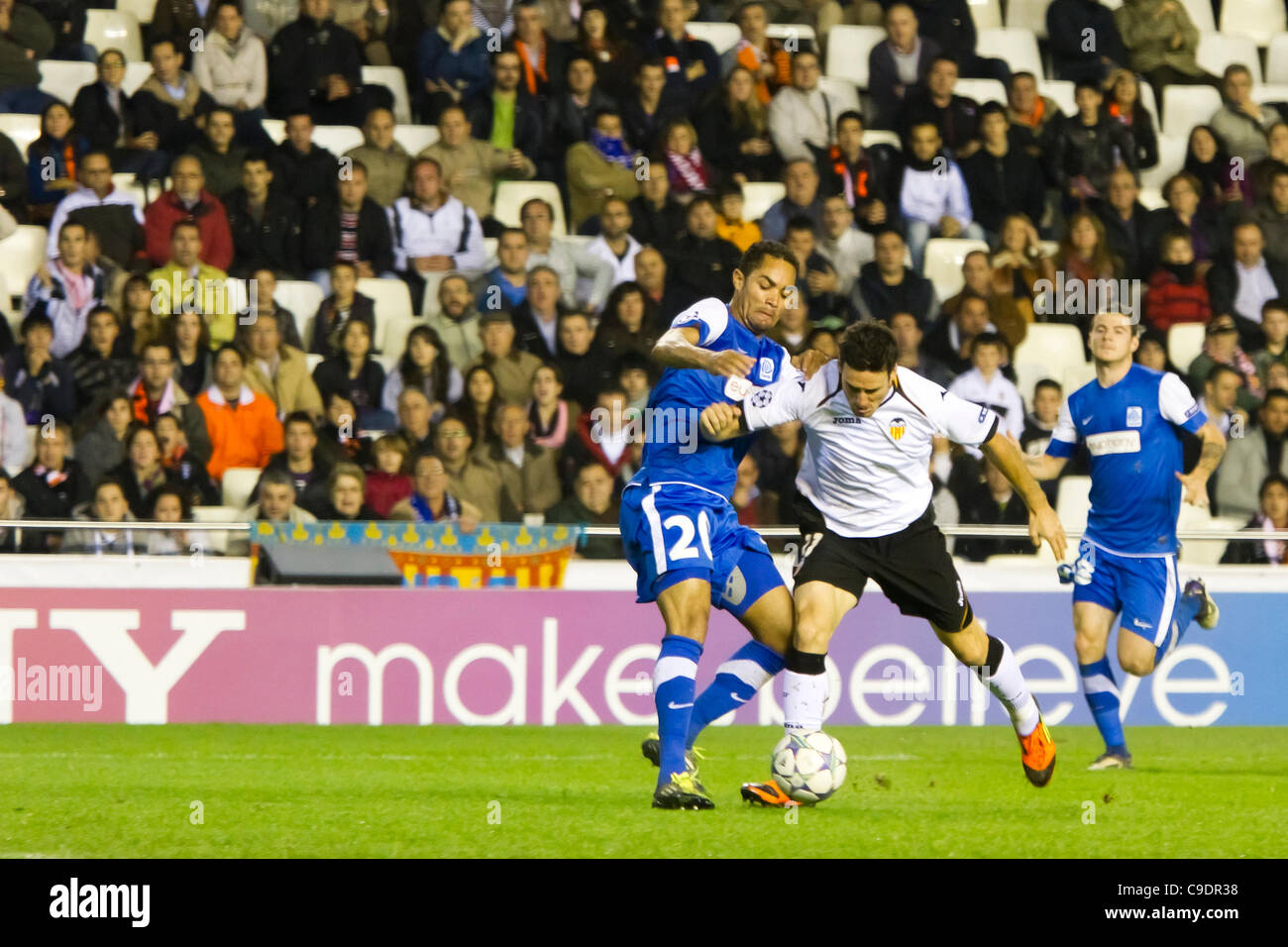 23/11/2011. Valencia, Spain  Football match between Valencia Club de Futbol and KRC Genk, Matchday 5, E Group, Champions League -------------------------------------  Aritz Aduriz from Valencia CF dueling his opponent Nadson from KRC Genk Stock Photo