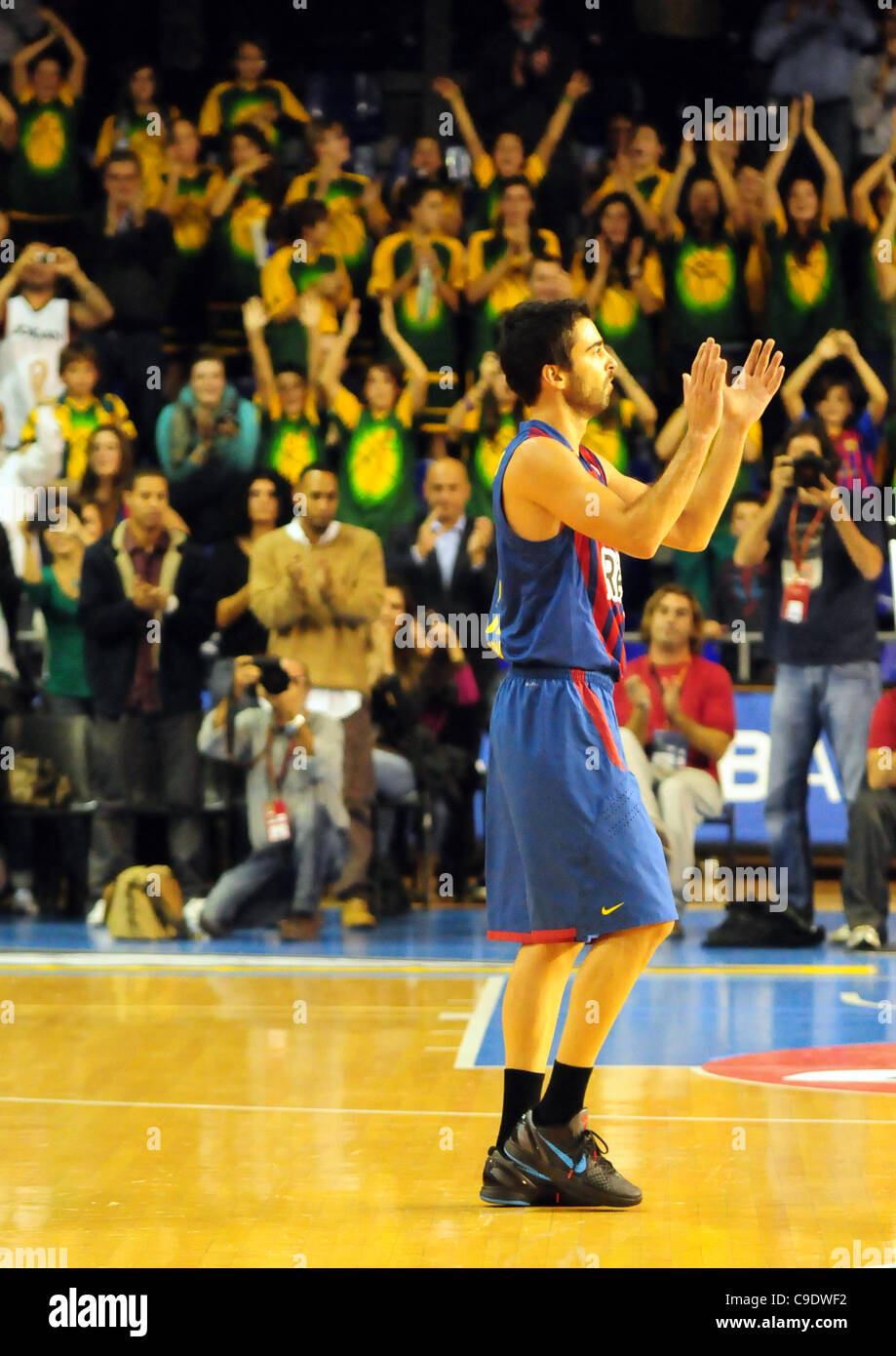 Juan Carlos Navarro (Regal FC Barcelona) reciving and standing ovation by  the home public just after