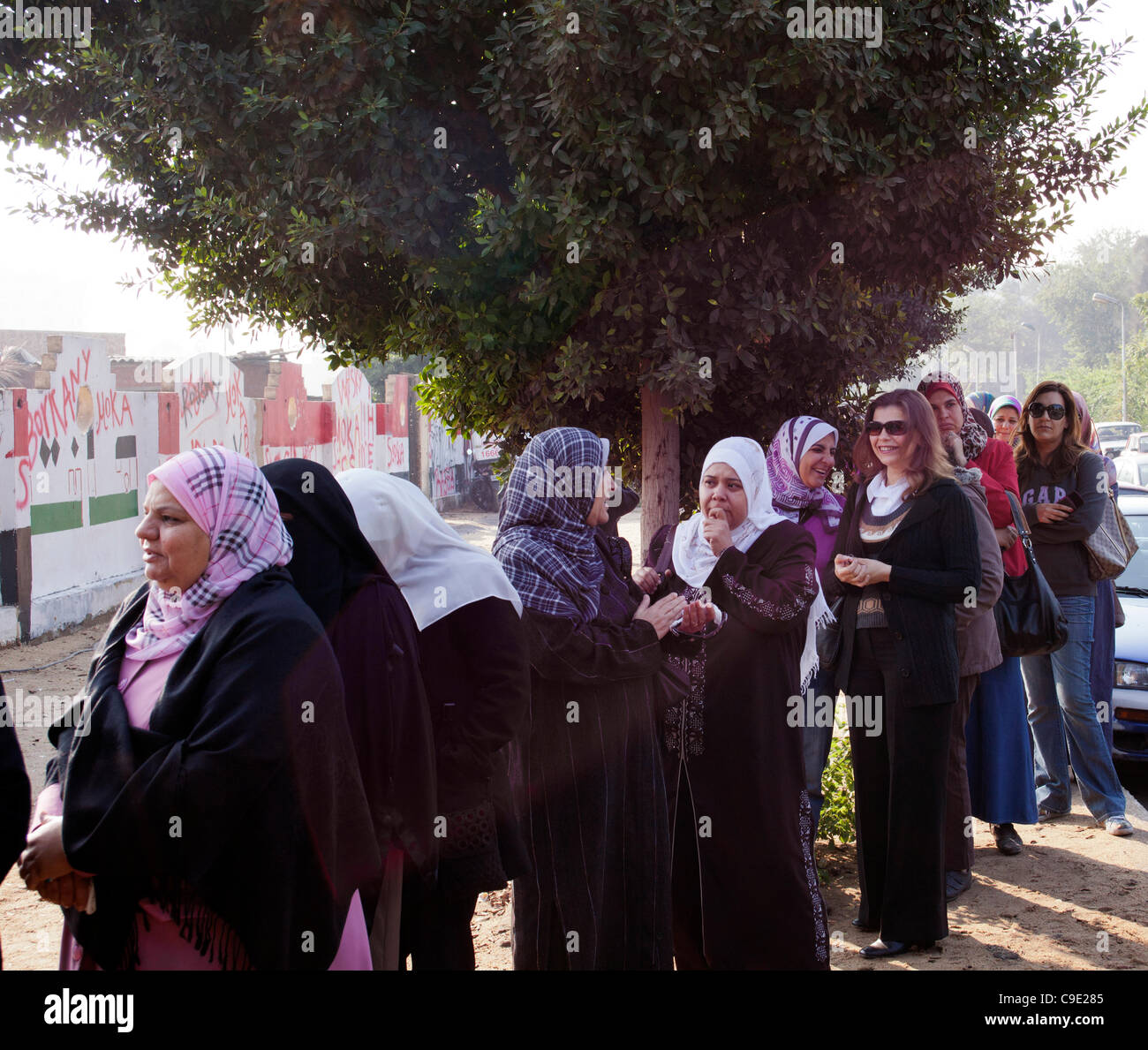 Queue of voters at polling station on election day in Maadi, suburb of Cairo,  Egypt, 28th November 2011 Stock Photo