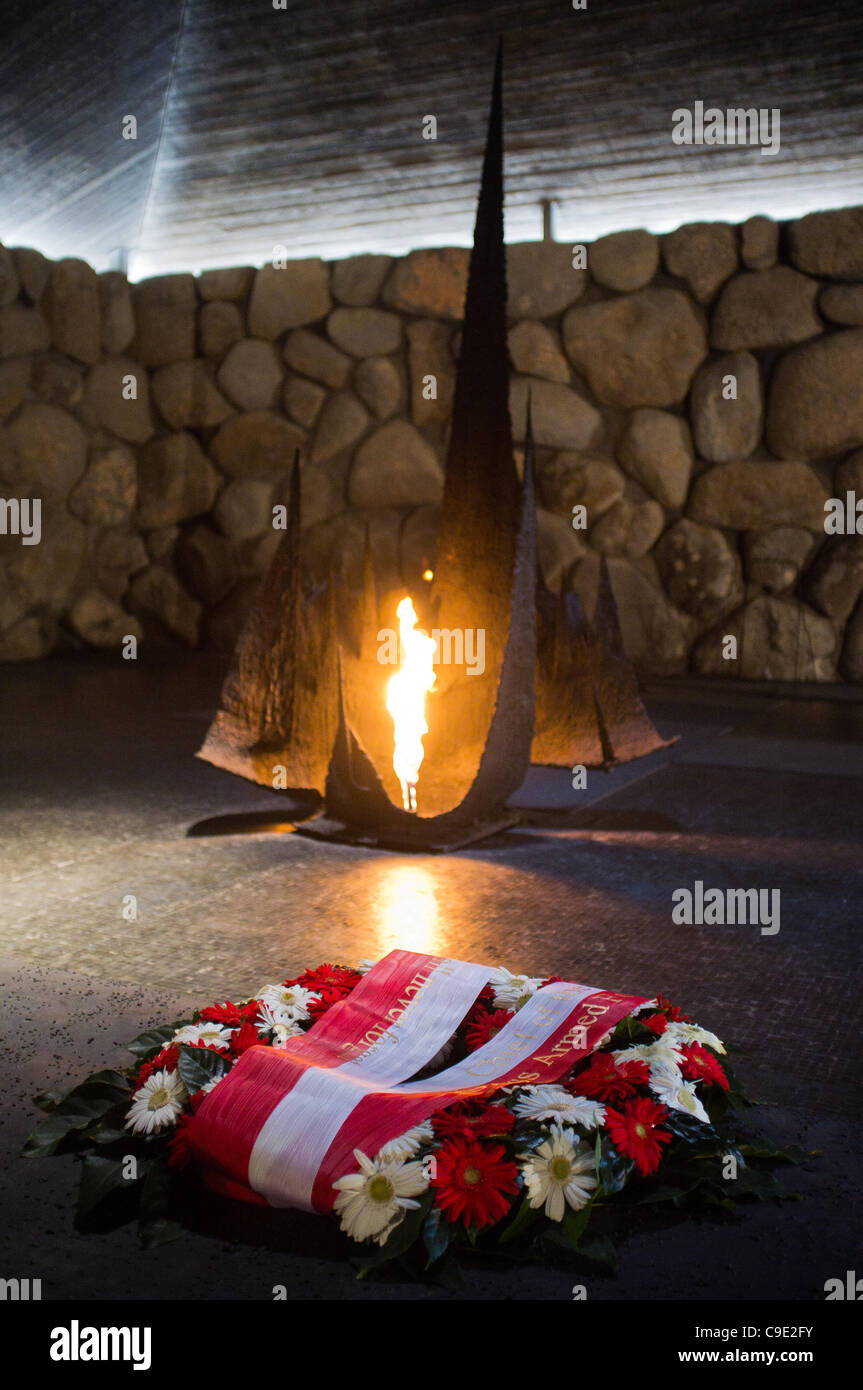 A wreath and the Eternal Flame in the Yad Vashem Hall of Remembrance following a memorial ceremony honoring the victims of the Holocaust. Jerusalem, Israel. 28th November 2011. Stock Photo