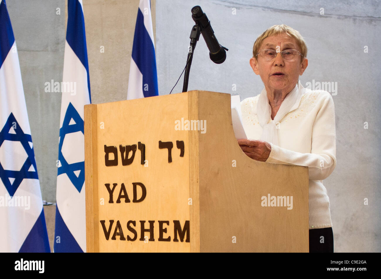 Survivor Hedva Gil addresses the audience immediately after Anna Suchecka honored at Yad Vashem with medal and certificate of honor on behalf of her father, Adolf Otto, as Righteous Among the Nations. Jerusalem, Israel. 28th November 2011. Stock Photo