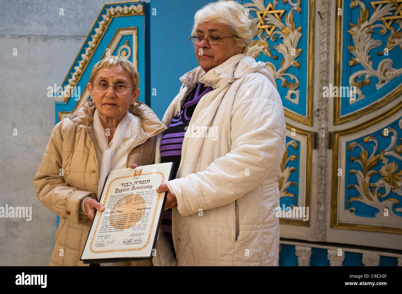 Anna Suchecka (R) honored at Yad Vashem with medal and certificate of honor on behalf of father, Adolf Otto, as Righteous Among the Nations in the presence of survivor Hedva Gil (L). Jerusalem, Israel. 28th November 2011. Stock Photo