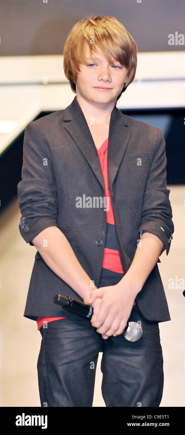 Real steel movie hi-res stock photography and images - Alamy, image size:591x1390