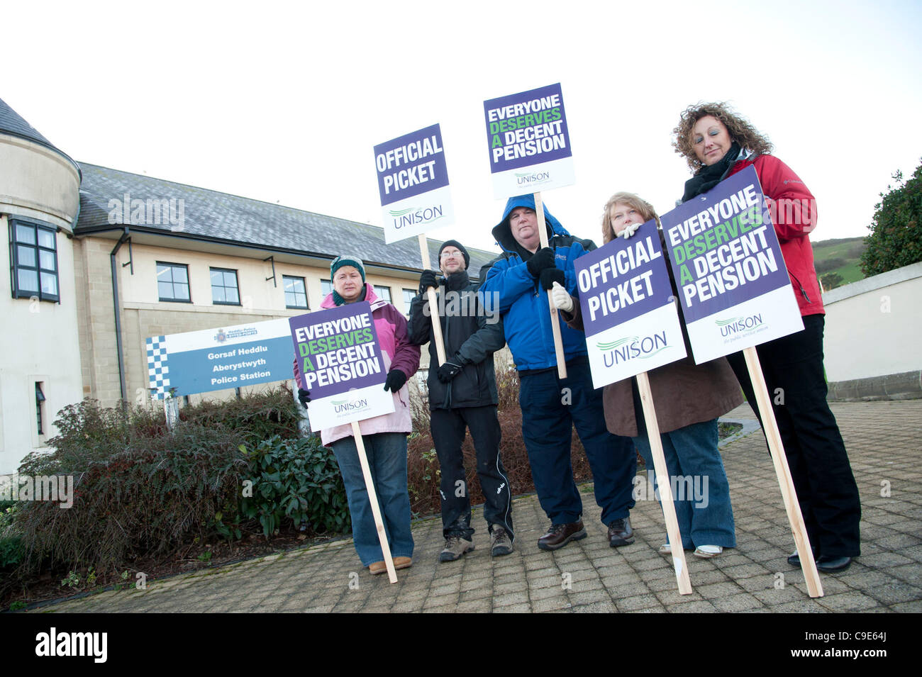 UNISON UNION MEMBERS PICKETING OUTSIDE ABERYSTWYTH POLICE STATION, Aberystwyth Wales UK, November 30 2011. An estimated 2 million public sector union members went on a one-day strike to protest at threats to their pension provision. Stock Photo