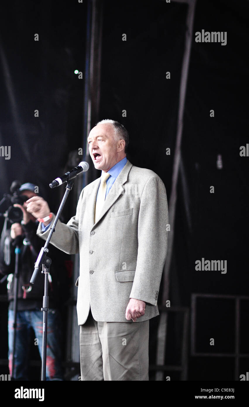 Ken Livingstone addresses N30 rally at the Parliament end of Embankment. He supports the strike action and claims MP pensions are 'gold-plated'. Stock Photo