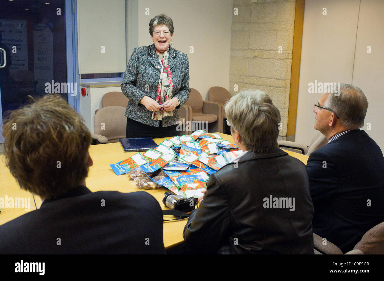 Deputy Mayor Naomi Tsur greets Dutch guests from Christians Voor Israel – Holland in City Hall on the occasion of their visit bringing the city a gift of 50,000 tulip bulbs. Jerusalem, Israel. 1st December 2011 Stock Photo