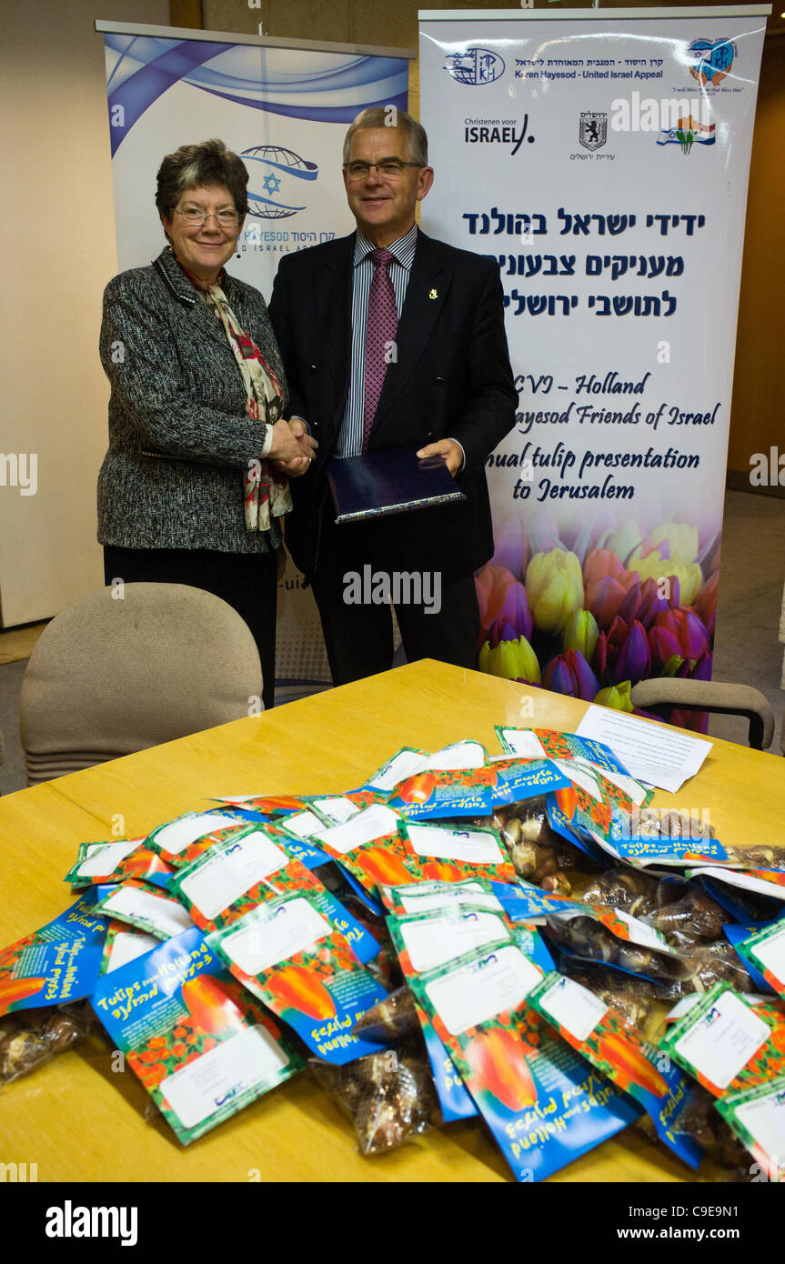 Deputy Mayor Naomi Tsur (L) presents Chairman of Christians Voor Israel - Holland, Disk Schutte (R) with a gift of City Hall. Jerusalem, Israel. 1st December 2011 Stock Photo