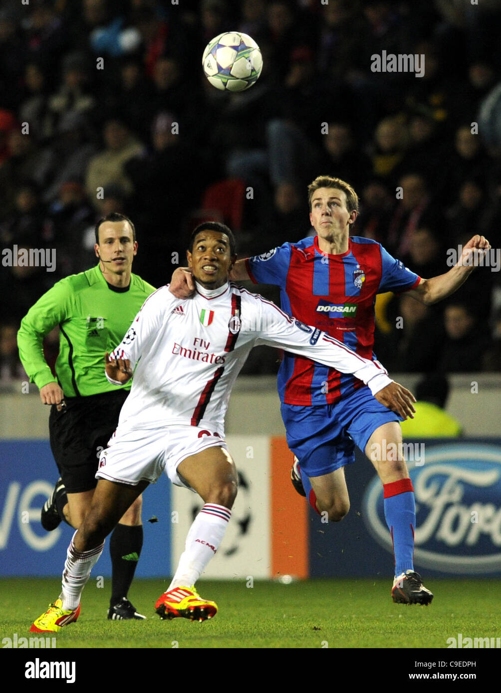 Urby Emanuelson of Milan (left) and Vladimir Darida of Viktoria during ...