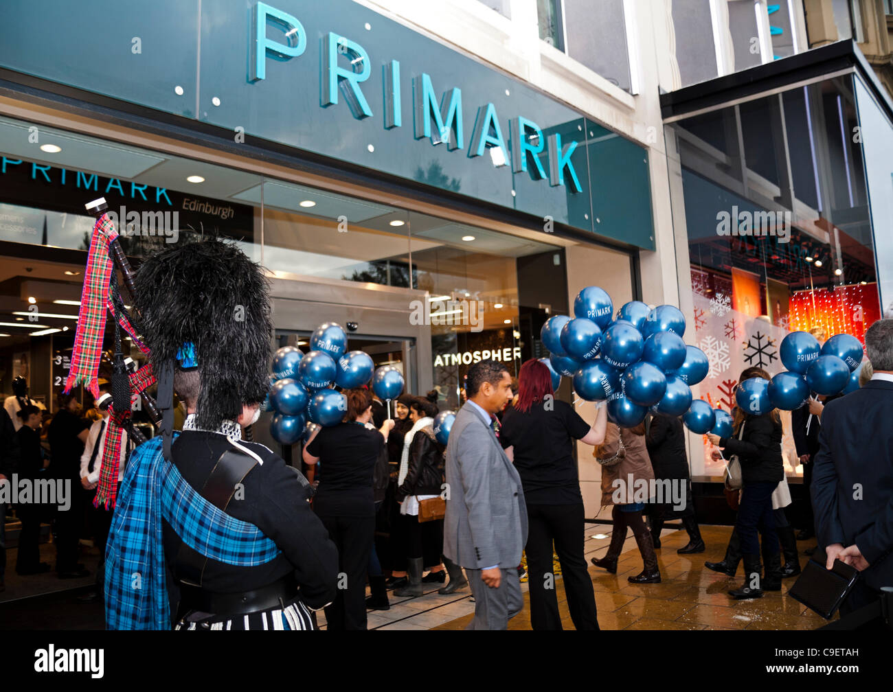 Primark Princes Street, 10 December 2011, Shoppers brave the wintry