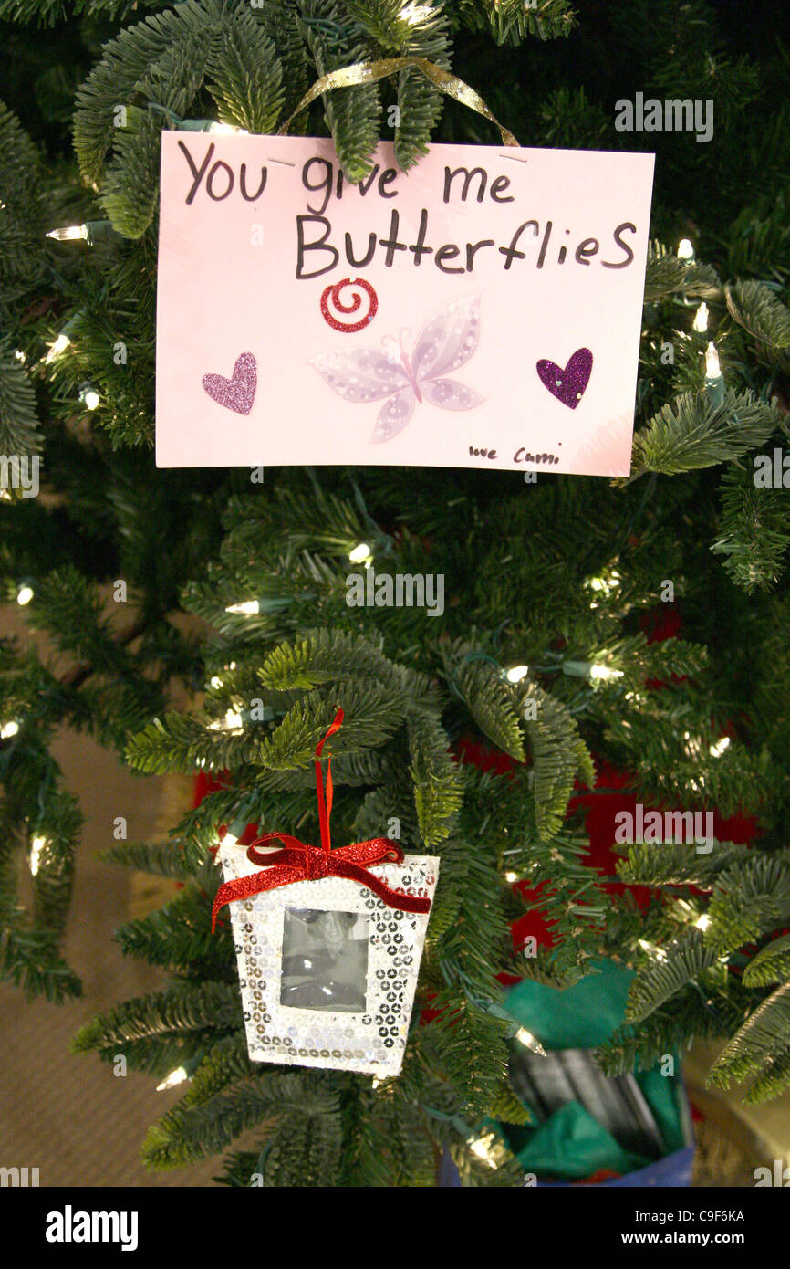 MICHAEL JACKSON FANS LEAVE CARDS & GIFTS ON CHRISTMAS TREE ITEMS FROM