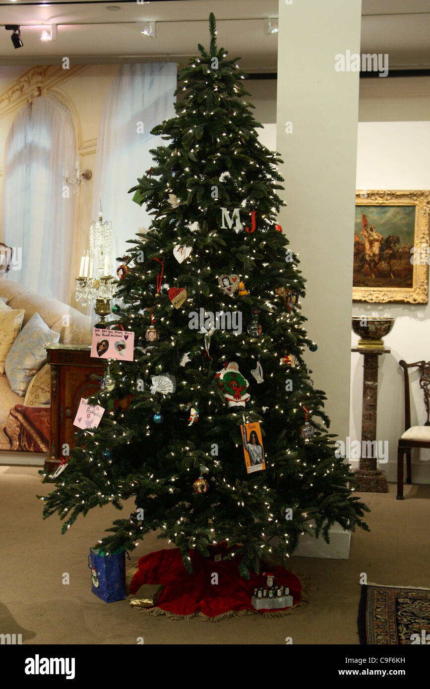 MICHAEL JACKSON FANS LEAVE CARDS & GIFTS ON CHRISTMAS TREE ITEMS FROM