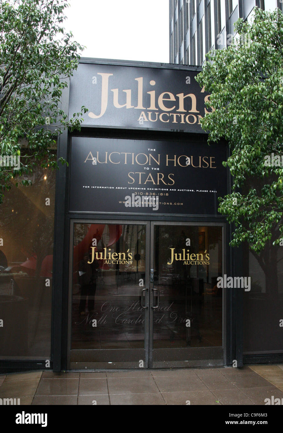 JULIEN'S AUCTIONS ITEMS FROM MICHAEL JACKSON'S RENTED HOME. 100 NORTH