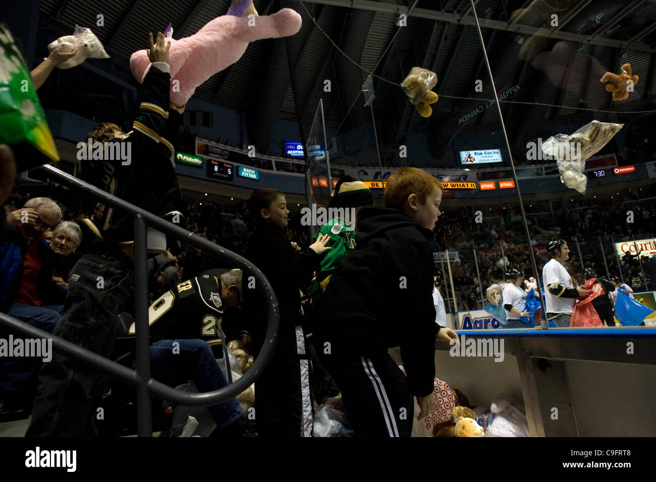 Hockey fans stadium canada hires stock photography and images Alamy