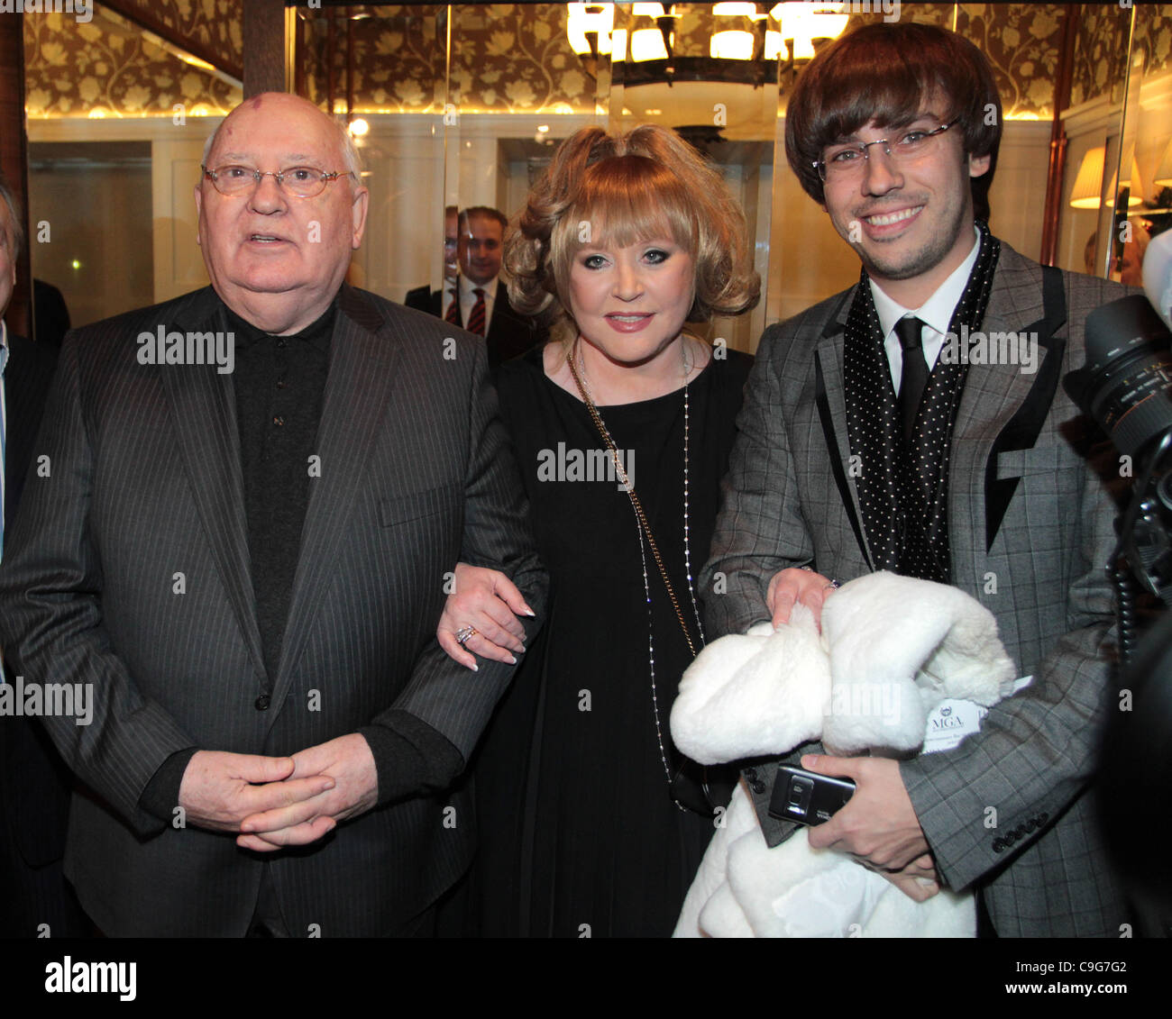 Ona, qiz va erkak bilan uchta porno Shaffof panties kiygan qizlarning fotosuratlari