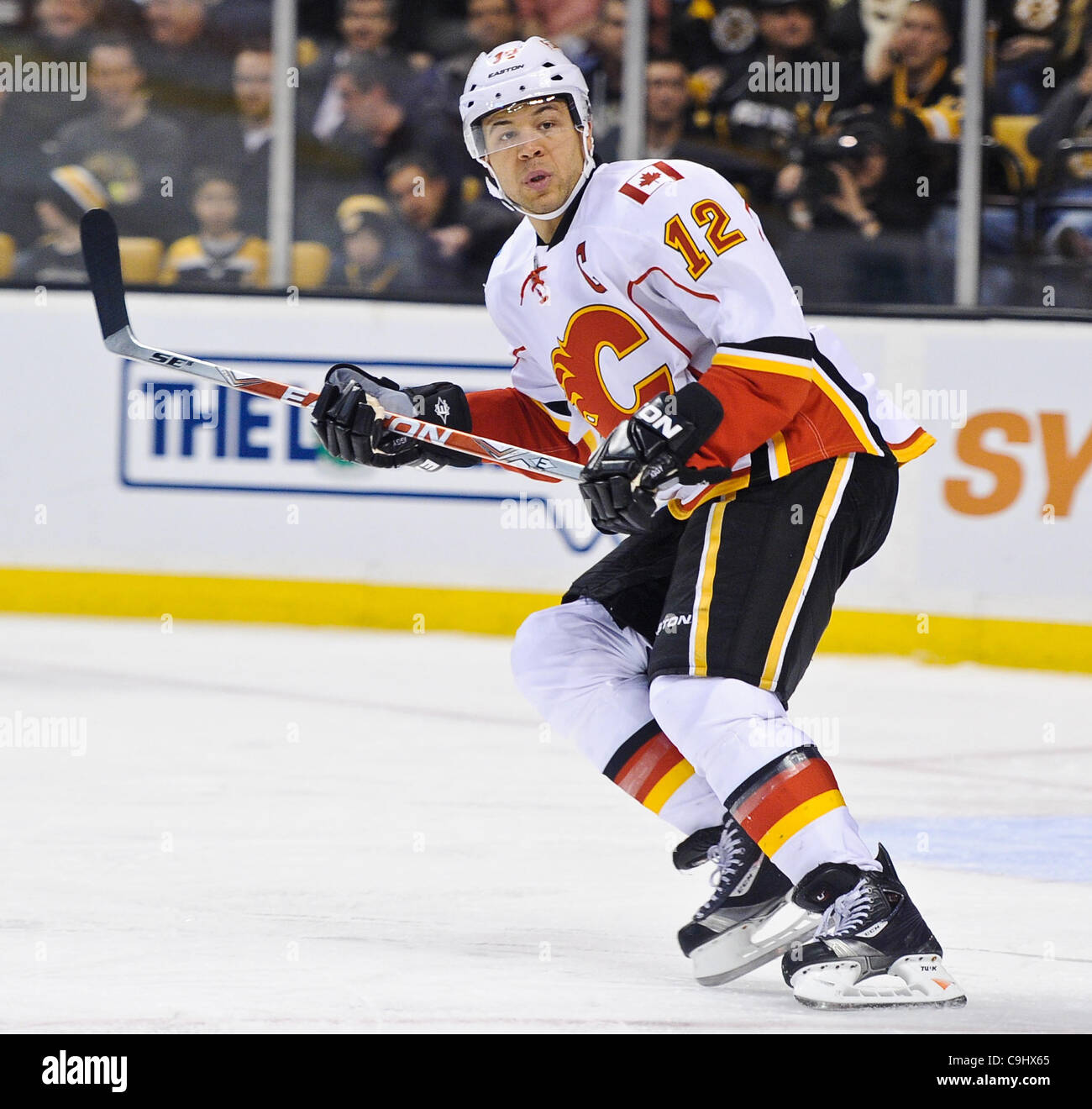 Calgary Flames right wing Jarome Iginla warms up at the Pepsi Center in  Denver on November 20, 2008. (UPI Photo/ Gary C. Caskey Stock Photo - Alamy