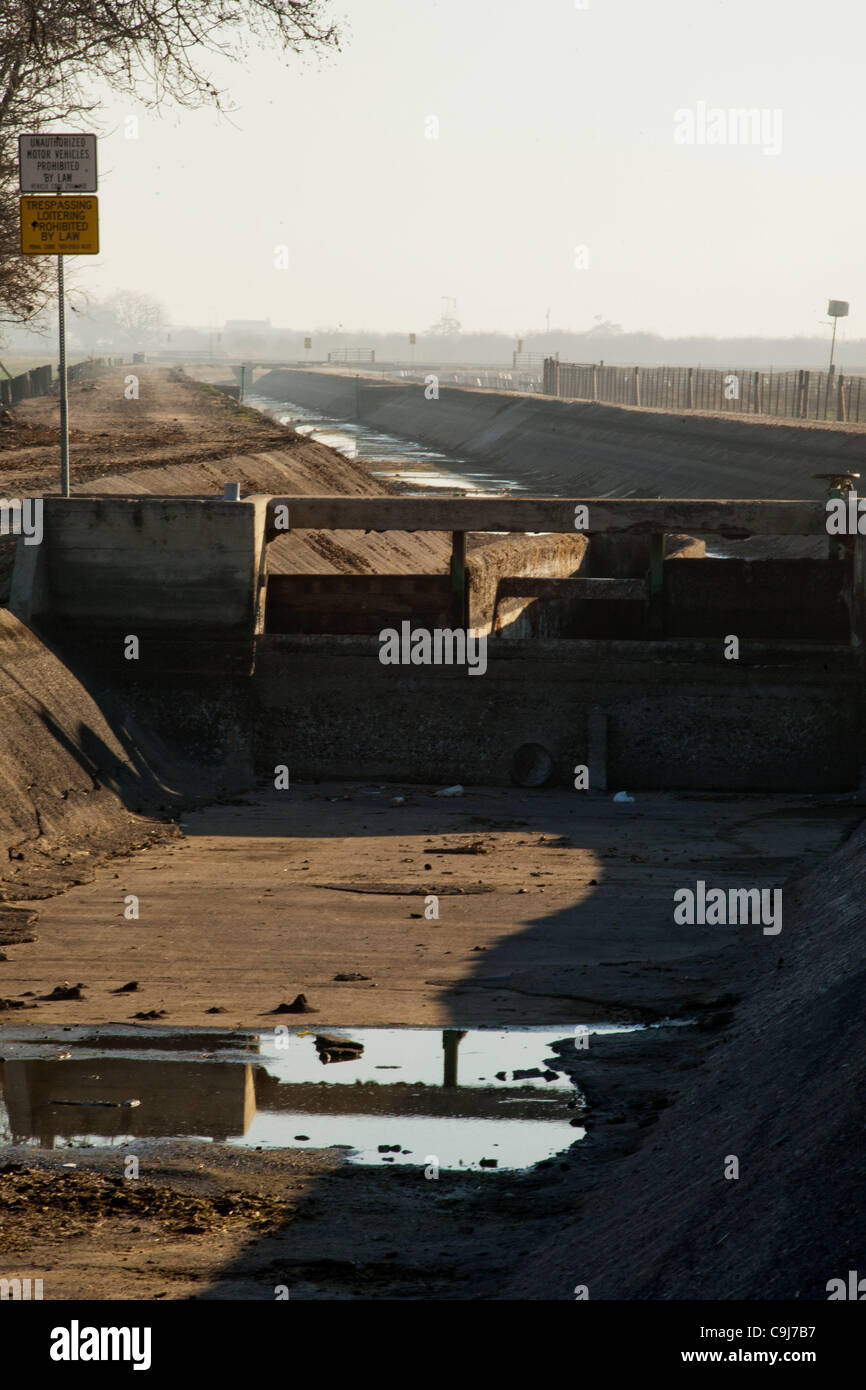 West Modesto Jan. 11, 2012 - Modesto, CA, USA - Farmers in west Modesto, CA wait for ...