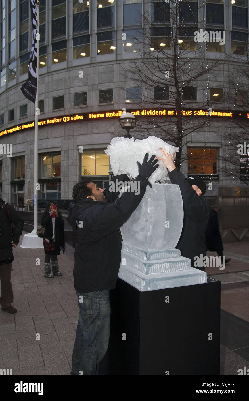 Ice scultpure canary wharf hi-res stock photography and images - Alamy