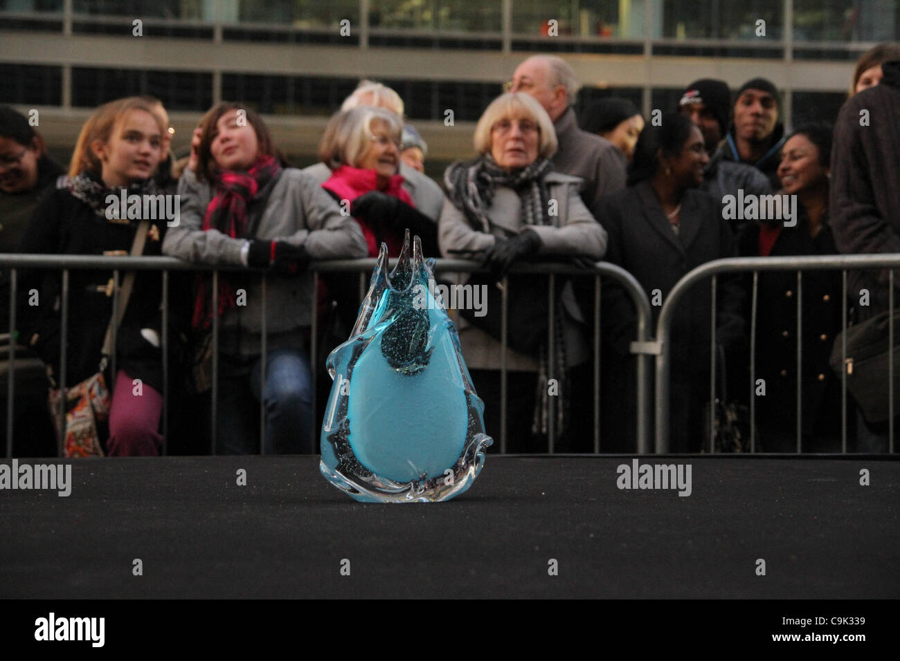 Spectators stand around to see the London Ice Sculpting Festival glass trophy at Montgomery Square in Canary Wharf. Credit David Mbiyu/Alamy Live News Stock Photo