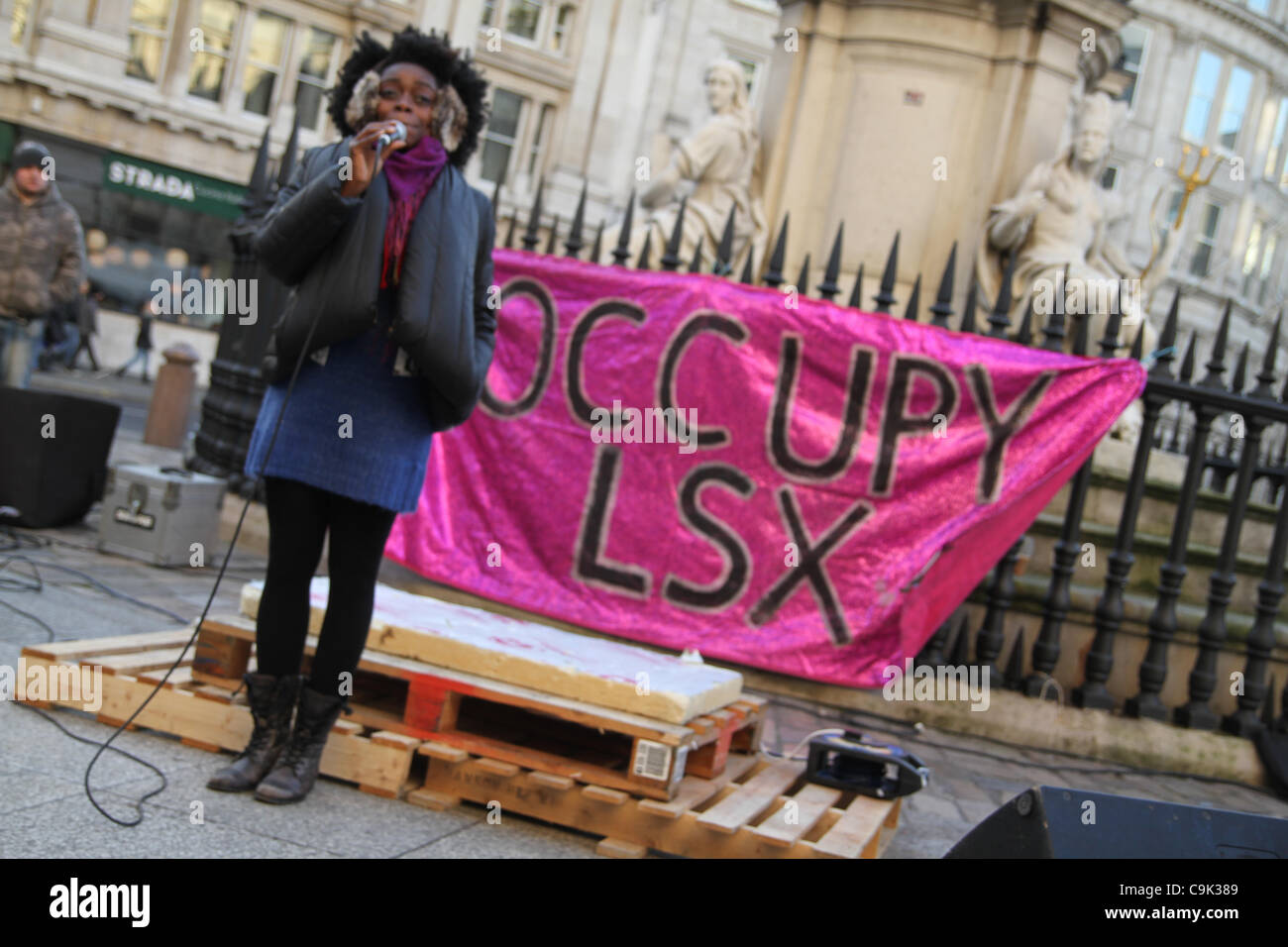 Baby Sol from the uprise anti-racism festival sings 'She Cries' at the steps of St Paul's London. Occupy London celebrate Martin Luther King Jr on the steps of St Paul's in London Stock Photo